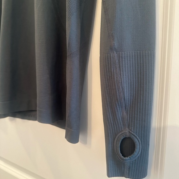 Lululemon - fitted top - size 8 - Picture 5 of 6